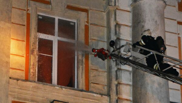Сотрудник пожарной службы МЧС России во время ликвидации пожара в Детской областной клинической больнице в Твери