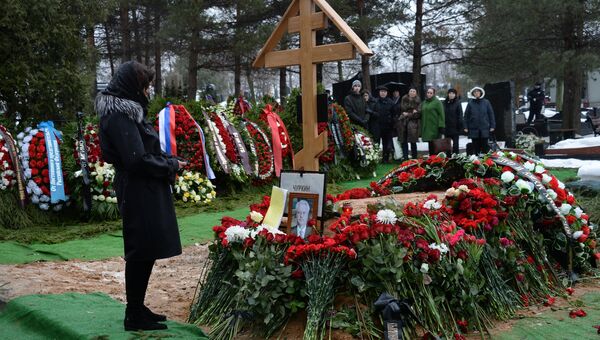 У могилы постоянного представителя РФ при ООН Виталия Чуркина после церемонии похорон на Троекуровском кладбище