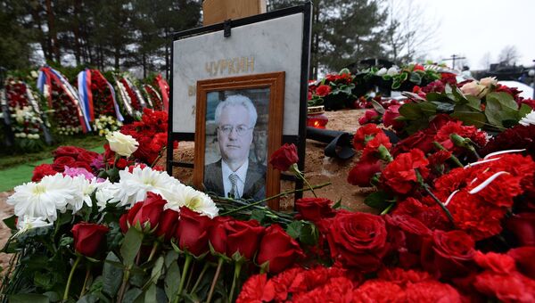Портрет на могиле постоянного представителя РФ при ООН Виталия Чуркина после церемонии похорон на Троекуровском кладбище