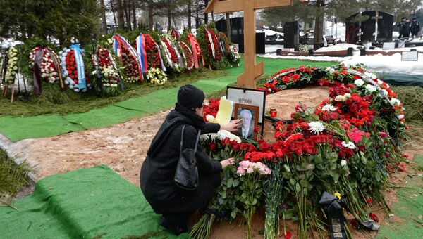 У могилы постоянного представителя РФ при ООН Виталия Чуркина после церемонии похорон на Троекуровском кладбище