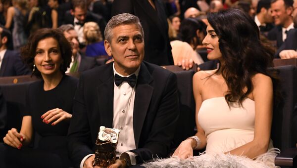 Слева направо: Министр культуры Франции Одри Азулай, американский актер Джордж Клуни и его жена Амаль Клуни. 24 февраля 2017 год