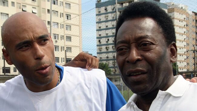Бразильский футболист Пеле (справа) и его сын Эдсон Шолби Насименту. Архивное фото