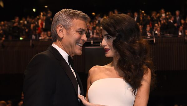 Американский актер Джордж Клуни и его жена Амаль перед церемонией вручения премии Сезар в Париже