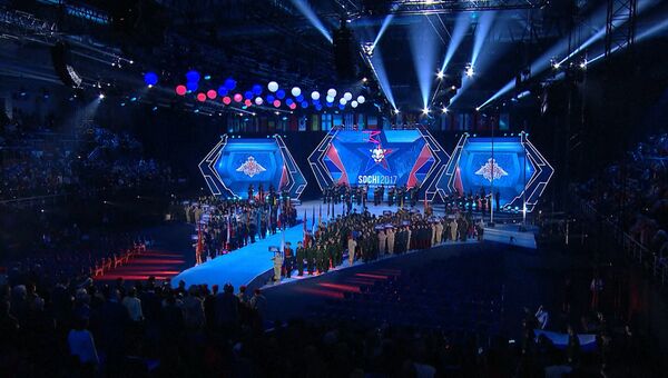 Факелоносцы, шоу фонтанов и поднятие флага – церемония открытия военных игр в Сочи