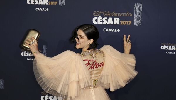 Французская певица и актриса Соко (Стэфани Соколински) на церемонии вручения премии Сезар в Париже