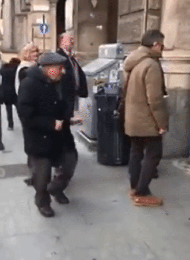 Пожилой итальянец покорил соцсети зажигательным танцем. Скриншот