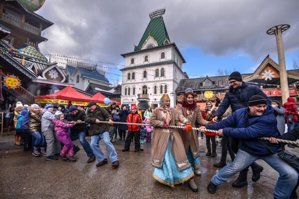 Посетители во время празднования Масленицы в Центре русской культуры Кремль в Измайлово