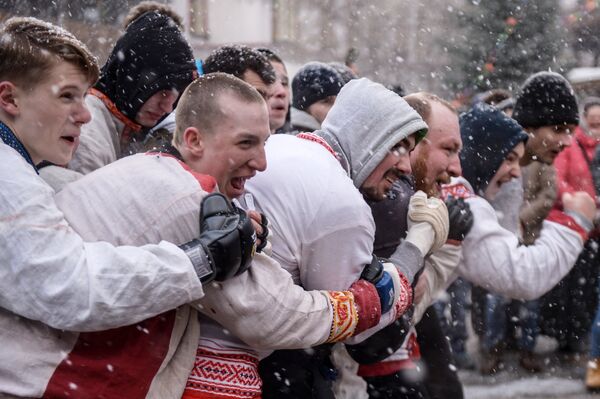 Участники кулачных боев стенка на стенку во время празднования Масленицы в Центре русской культуры Кремль в Измайлово