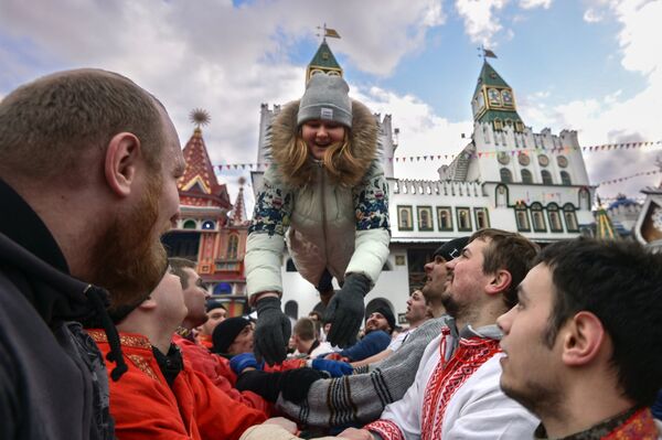 Посетители во время празднования Масленицы в Центре русской культуры Кремль в Измайлово