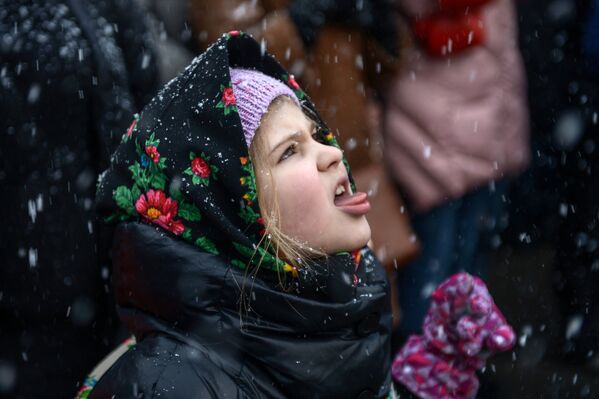 Девочка во время празднования Масленицы в Центре русской культуры Кремль в Измайлово