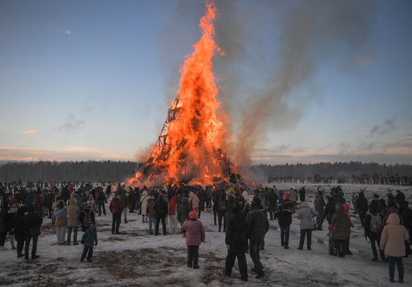 Гости во время сожжения арт-объекта художника Николая Полисского, построенного артелью Никола-Ленивецких промыслов, на праздновании масленицы