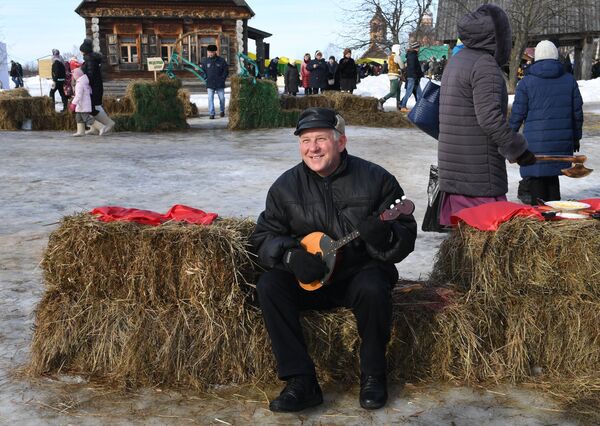 Участник во время праздничных гуляний, посвященных проводам Широкой Масленицы, в Суздале