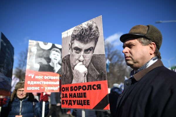 Участники марша памяти Бориса Немцова, приуроченного ко второй годовщине убийства политика