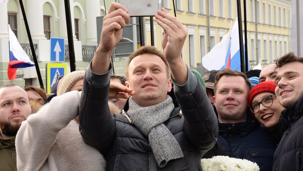 Политик Алексей Навальный фотографируется с участниками марша памяти Бориса Немцова