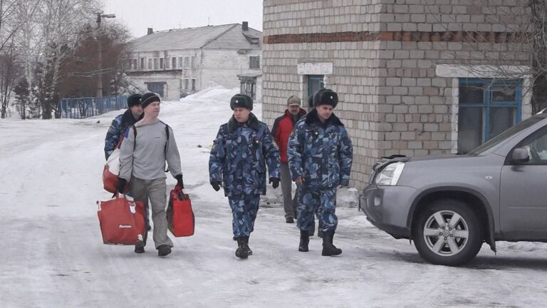 Освобожденный решением Верховного суда Дадин покинул колонию в Рубцовске Освобожденный решением Верховного суда Дадин покинул колонию в Рубцовске