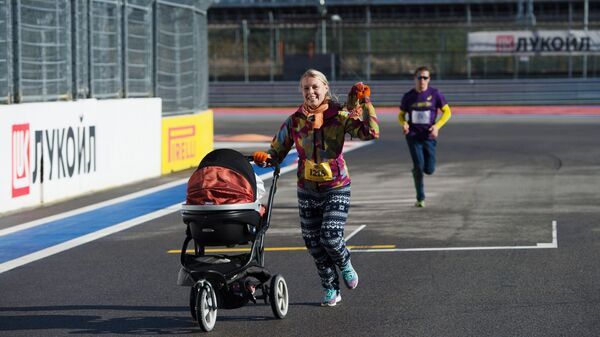 Участники легкоатлетического забега по трассе Гран-при России Формулы-1 в Сочи