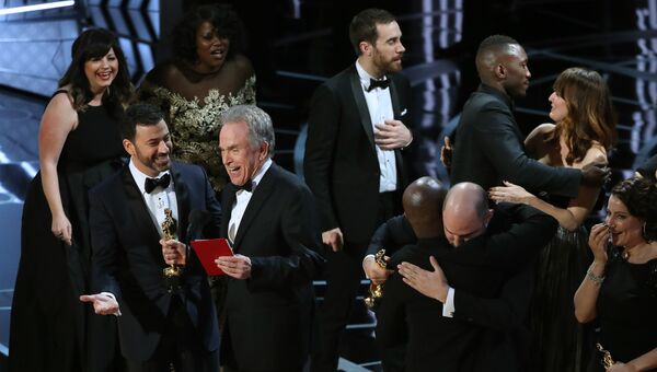 Джимми Киммел и Уоррен Битти после того, как организаторы Оскара сообщили, что ошибочно назвали лучшим фильмом Ла-ла-ленд