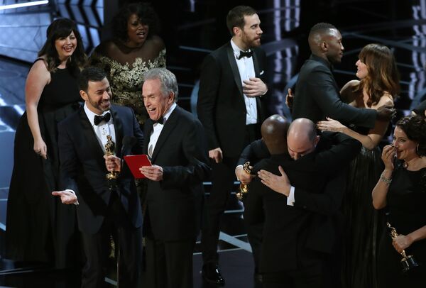 Джимми Киммел и Уоррен Битти после того, как организаторы Оскара сообщили, что ошибочно назвали лучшим фильмом Ла-ла-ленд