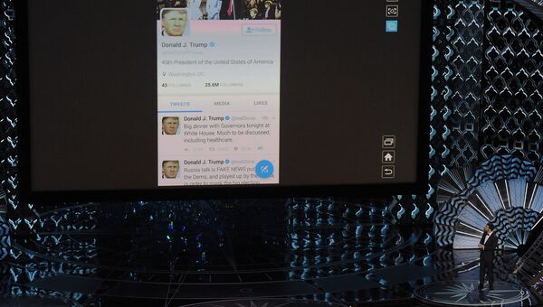Ведущий 89-й церемонии вручения награды киноакадемии США Оскар комик Джимми Киммел проверяет аккаунт Дональда Трампа в Twitter . 27 февраля 2017