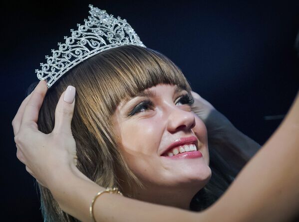 Победительница конкурса Севастопольская красавица Данэлла Костышина во время церемонии награждения