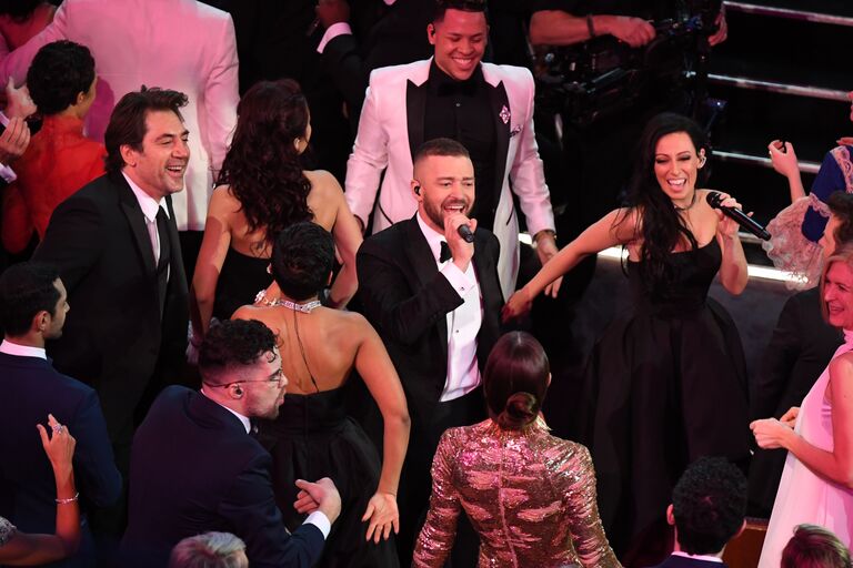 Певец Джастин Тимберлейк выступает на 89-й церемонии вручения Оскара