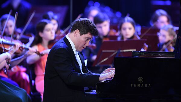 Пианист Денис Мацуев выступает на гала-концерте закрытия 10-го зимнего международного фестиваля искусств Юрия Башмета в Сочи