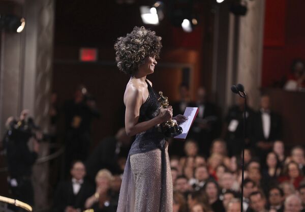 Актриса Хэлли Берри вручает награду за лучшую режиссуру на 89-й церемонии вручения Оскара