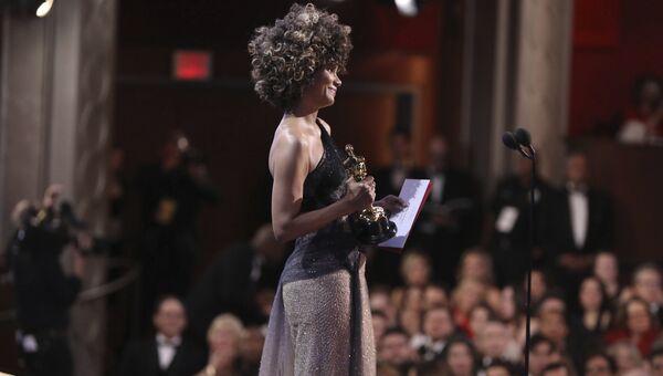 Актриса Хэлли Берри вручает награду за лучшую режиссуру на 89-й церемонии вручения Оскара