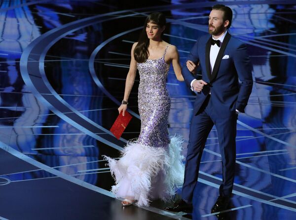 София Бутелла и Крис Эванс на 89-й церемонии вручения Оскара в Лос-Анджелесе