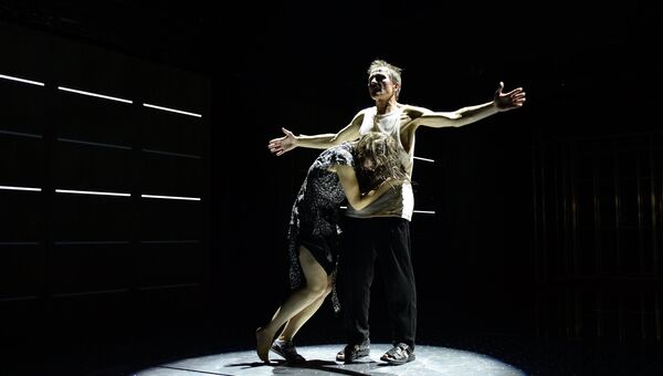 Александр Марин и Яна Сексте в сцене из спектакля Буря. Вариации в театре под руководством Олега Табакова