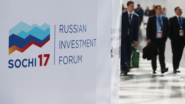 Баннер с символикой Российского инвестиционного форума в Сочи. Архивное фото