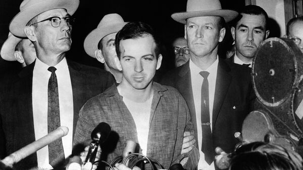 Единственный официальный подозреваемый в убийстве американского президента Джона Кеннеди Ли Харви Освальд. Архивное фото