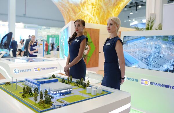 Девушки у стенда Кубаньэнерго на выставке Российского инвестиционного форума в Сочи