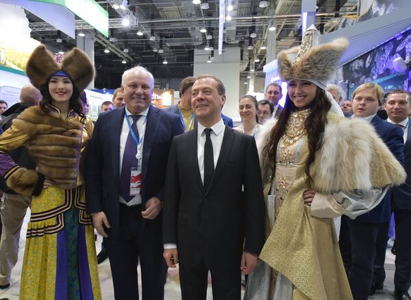 Председатель правительства РФ Дмитрий Медведев после осмотра стендов на выставке Российского инвестиционного форума в Сочи