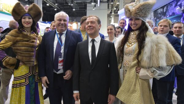 Председатель правительства РФ Дмитрий Медведев после осмотра стендов на выставке Российского инвестиционного форума в Сочи