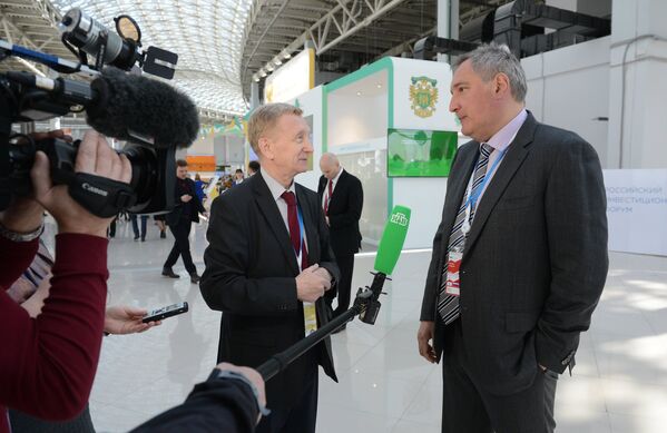 Заместитель председателя правительства РФ Дмитрий Рогозин во время интервью телеканалу НТВ на Российском инвестиционном форуме в Сочи