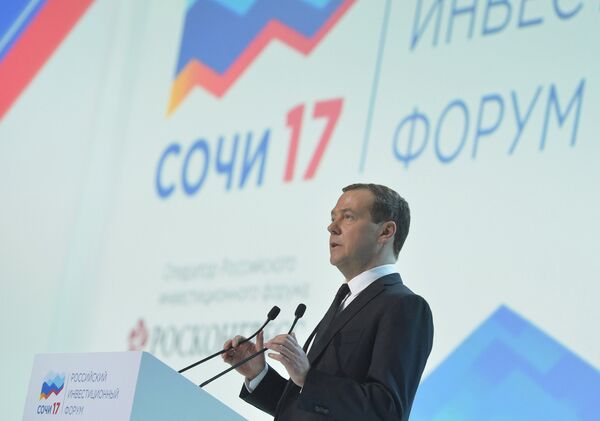 Председатель правительства РФ Дмитрий Медведев выступает на пленарном заседании Инвестиции в регионы России: приоритеты региональной политики на Российском инвестиционном форуме в Сочи