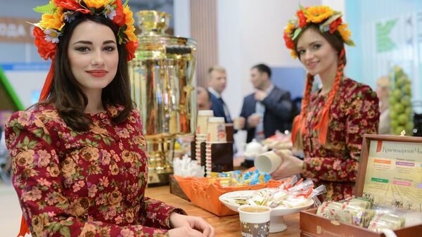 Девушки у стенда Краснодарского края на выставке Российского инвестиционного форума в Сочи