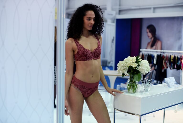 Модель представляет коллекцию от Triumph во время выставки Mode Lingerie and Swim в Нью-Йорке