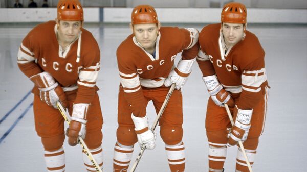 Члены сборной СССР по хоккею с шайбой (слева направо): Борис Михайлов, Владимир Петров и Валерий Харламов