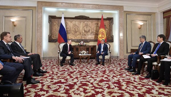 Президент РФ Владимир Путин и президент Киргизии Алмазбек Атамбаев во время встречи в резиденции Ала-Арча в Бишкеке. 28 февраля 2017