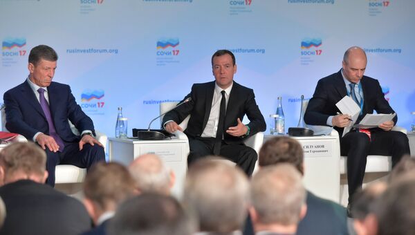 Председатель правительства РФ Дмитрий Медведев во время встречи в рамках Российского инвестиционного форума Сочи-2017 с главами субъектов Российской Федерации. 28 февраля 2017