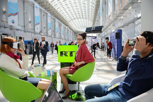 Посетители в 3D очках у стенда телеканала RT на Российском инвестиционном форуме в Сочи