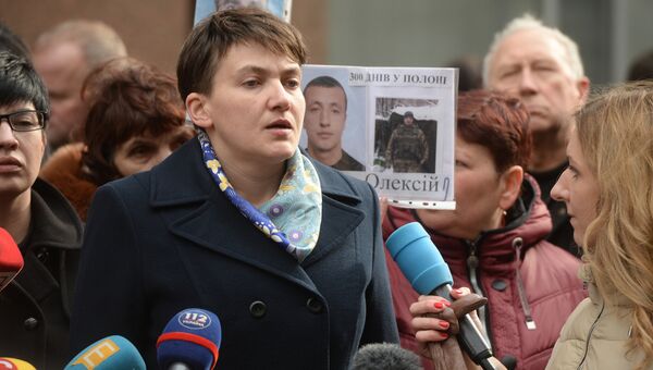 Надежда Савченко во время брифинга на Софийской площади в Киеве. Архивное Фото.