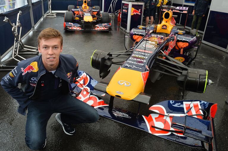 Пилот команды Formula 1 Infiniti Red Bull Racing Даниил Квят на автоспортивном шоу Kazan City Racing на площади Тысячелетия в Казани