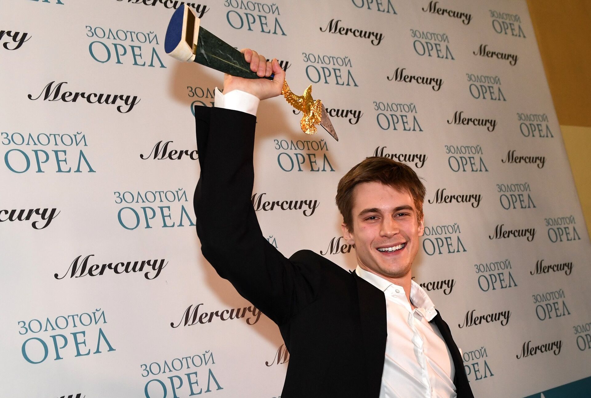 Лауреат премии в номинации Лучшая мужская роль в кино в фильме Дама Пик актер Иван Янковский на 15-й церемонии вручения премии Золотой Орел  Лауреат премии в номинации Лучшая мужская роль в кино в фильме Дама Пик актер Иван Янковский на 15-й церемонии вручения премии Золотой Орел  - РИА Новости, 1920, 20.08.2025