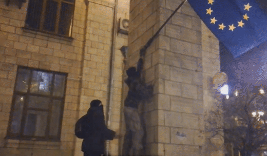 В Киеве националисты сорвали с госучреждений флаги ЕС