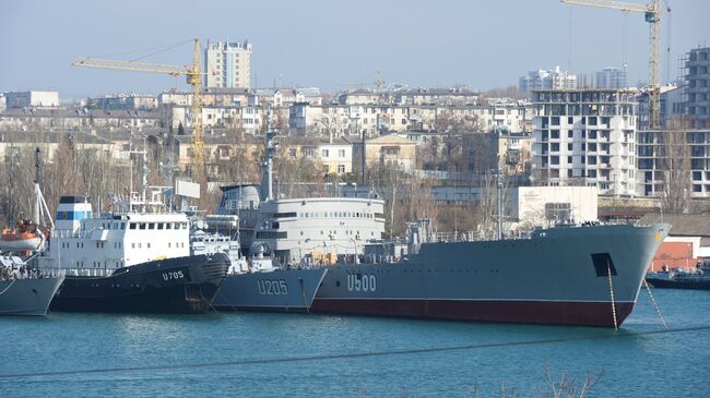 Спасательное буксирное судно Кременец, корвет Луцк и корабль управления Донбасс ВМС Украины в Стрелецкой бухте Севастополя. Архивное фото