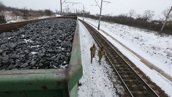 Участники торговой блокады Донбасса рядом с составом, груженым углем