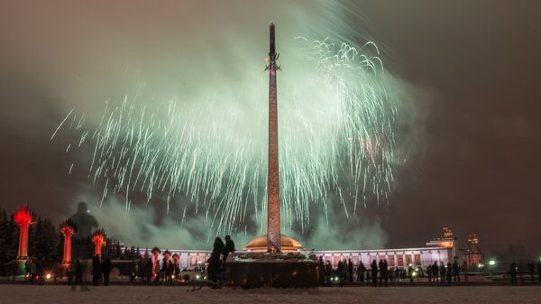 Праздничный салют в честь Дня защитника Отечества на Поклонной горе в Москве. Архивное фото